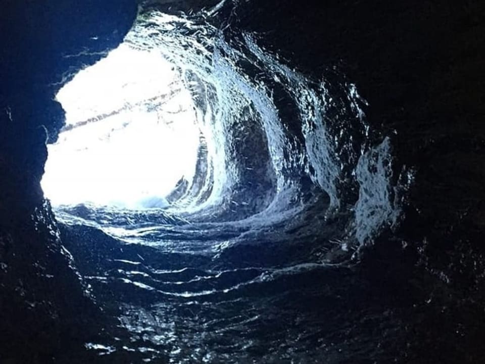 Loch in der Decke der Höhle, durch das Licht kommt. 