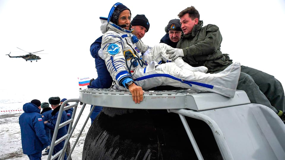Kosmonaut Joseph Acaba enmtsteigt der Sojus-Kapsel.