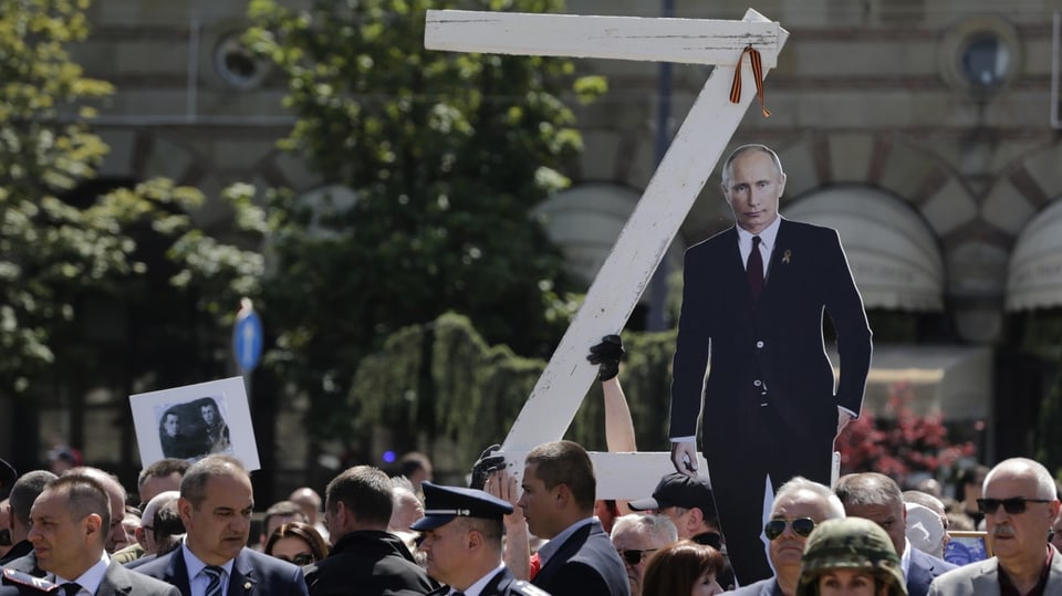 Serbische Nationalisten mit «Z»-Banner und Putin-Figur