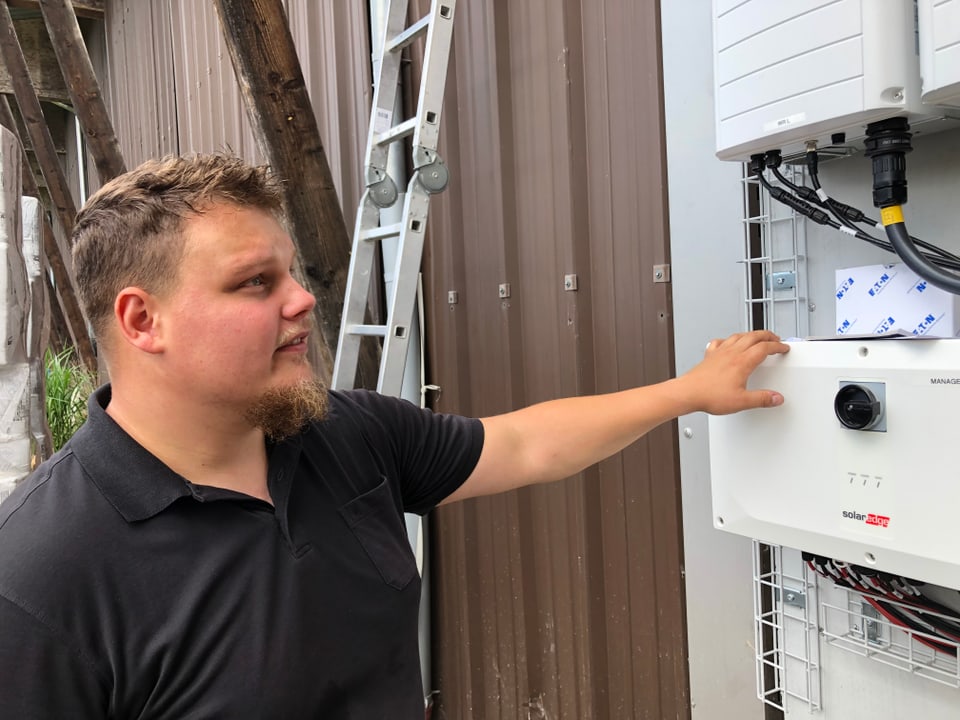 Ein Facharbeiter kontrolliert die Elektroeinstellungen vor der Montur