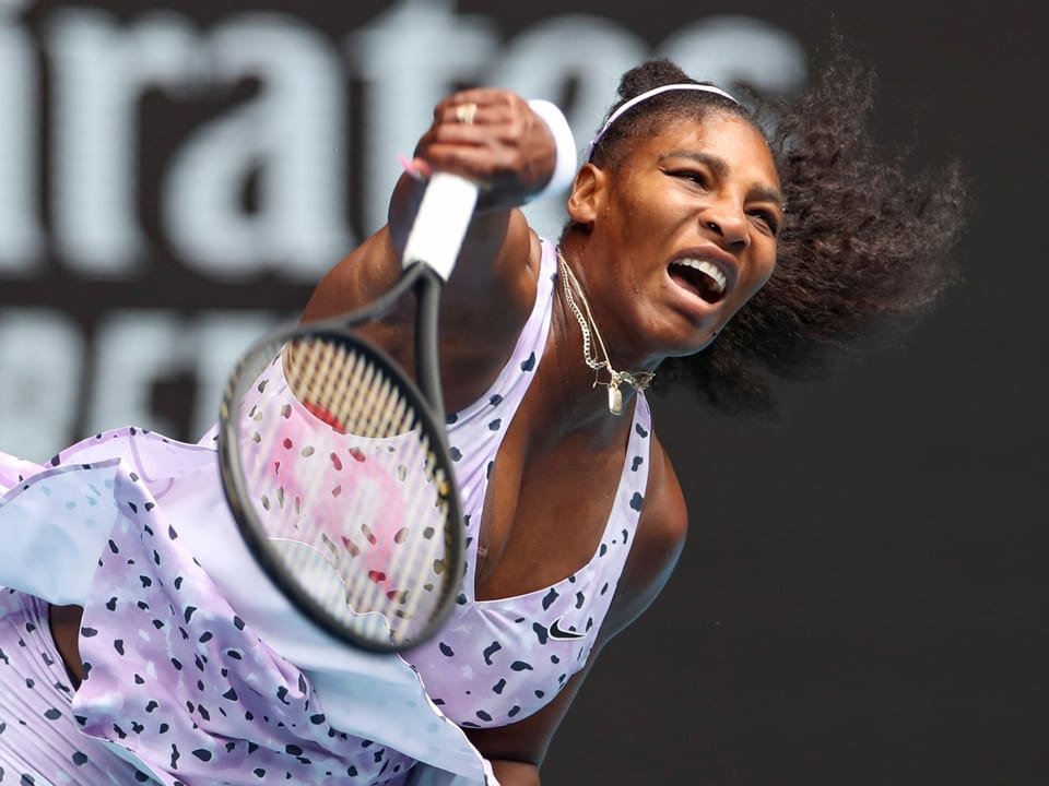 Serena Williams bei einem Aufschlag