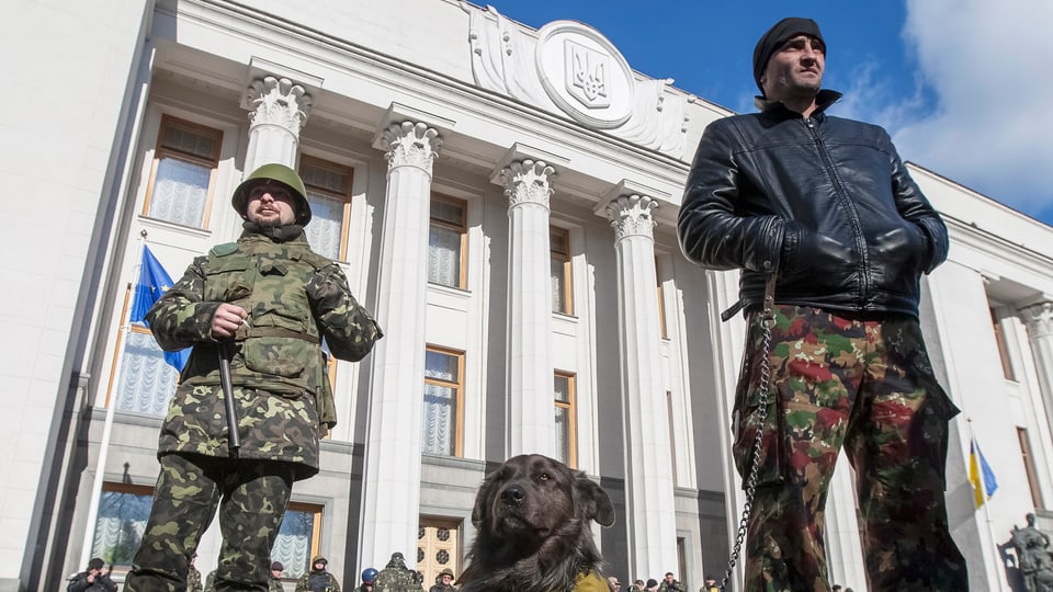 Ukrainische Soldaten stehen vor dem Parlamentsgebäude in Kiew.