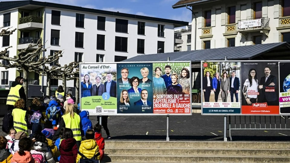 Wahlplakate an einer Strasse in Lausanne.