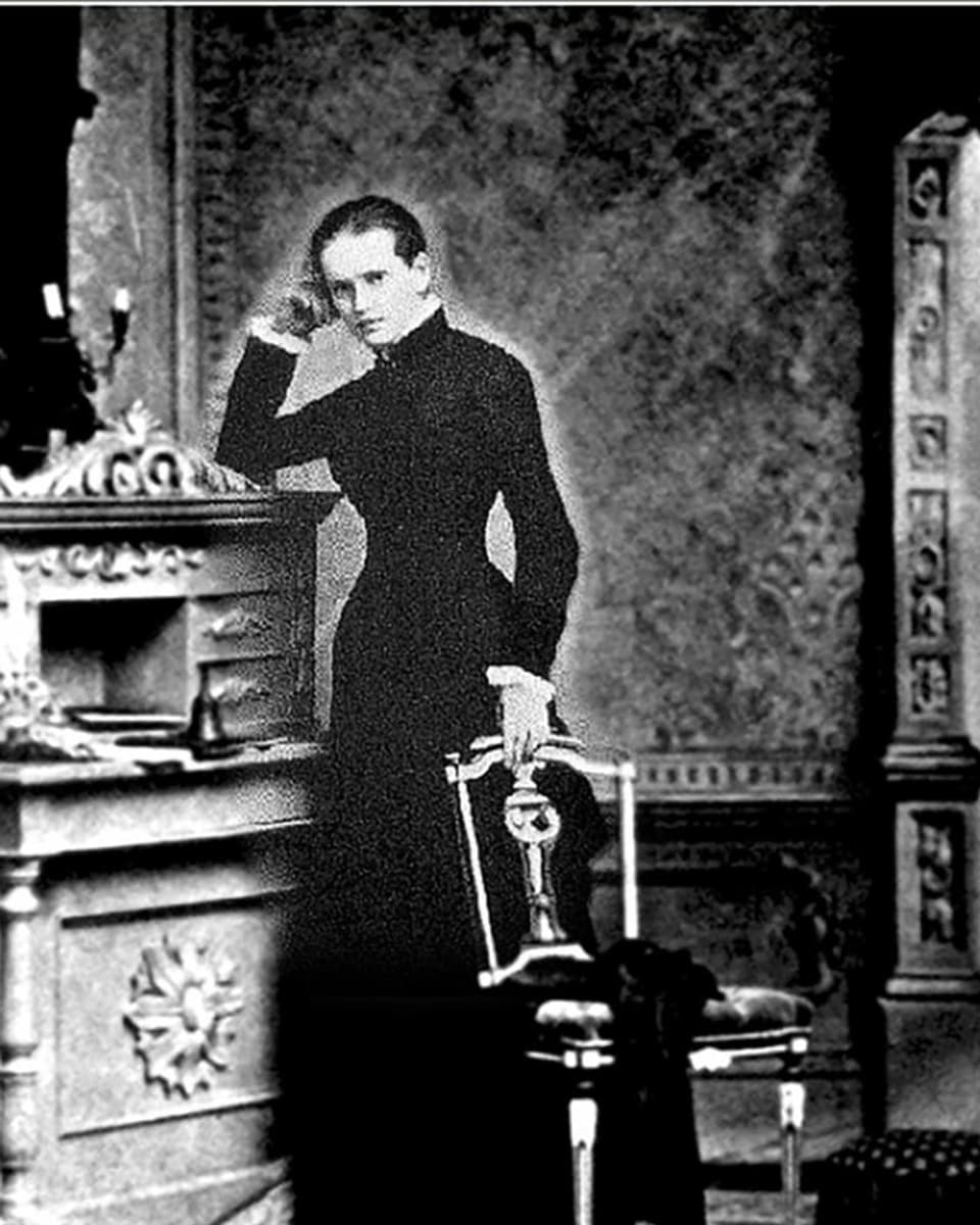 Lou Andreas-Salomé am Kamin posierend auf einer Aufnahme von 1900.