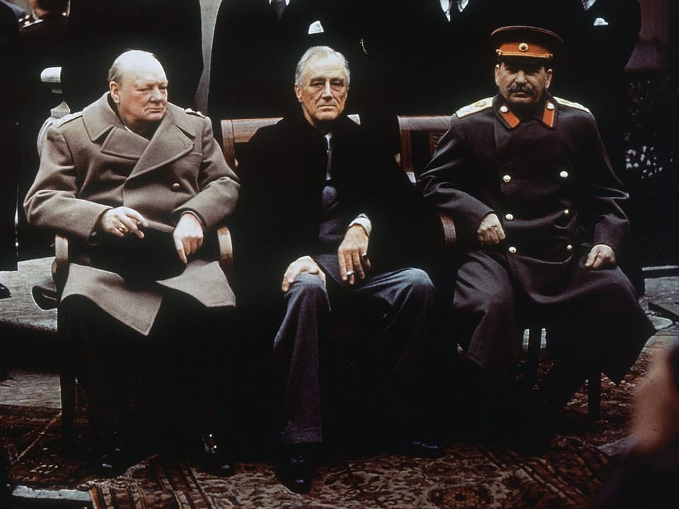 Churchill, Rossevelt und Stalin sitzend.