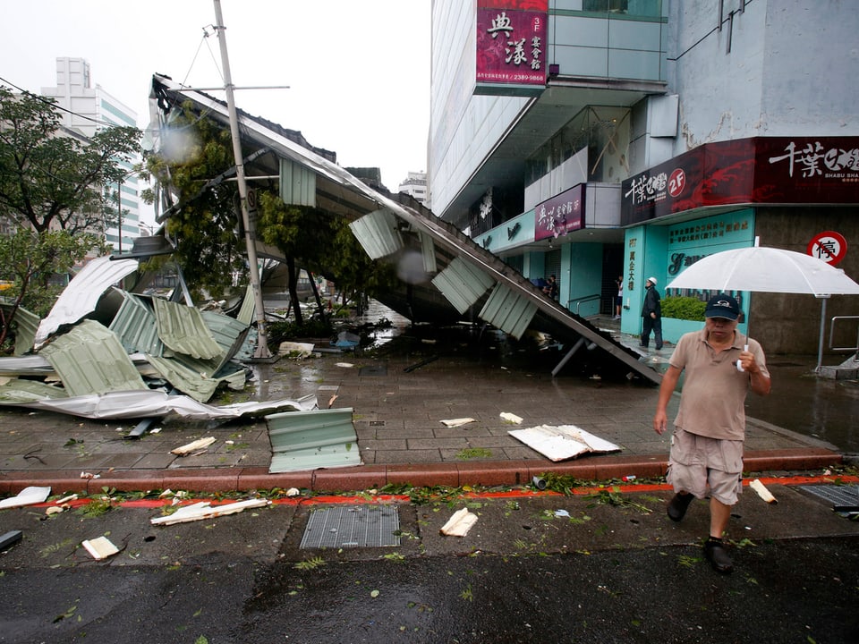 Zerstörte Fassade eines Geschäftes in Taipeh. 