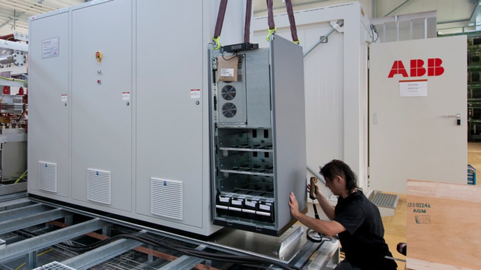Eine Mitarbeiterin der ABB im Werk Turgi montiert einen Kasten mit elektronischen Bestandteilen.