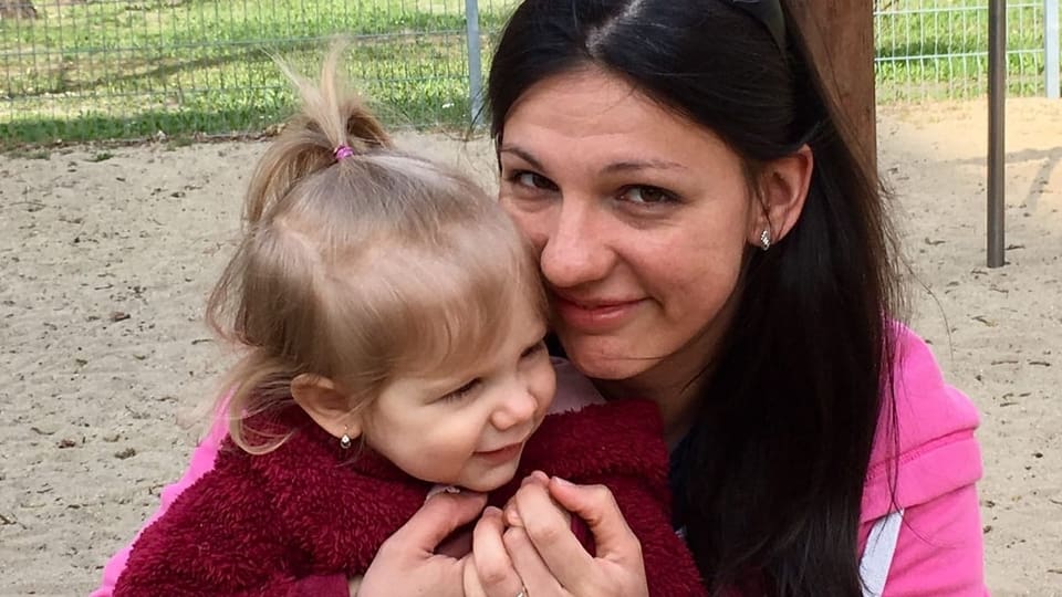 Zilia Bender mit ihrer Tochter auf einem Spielplatz.
