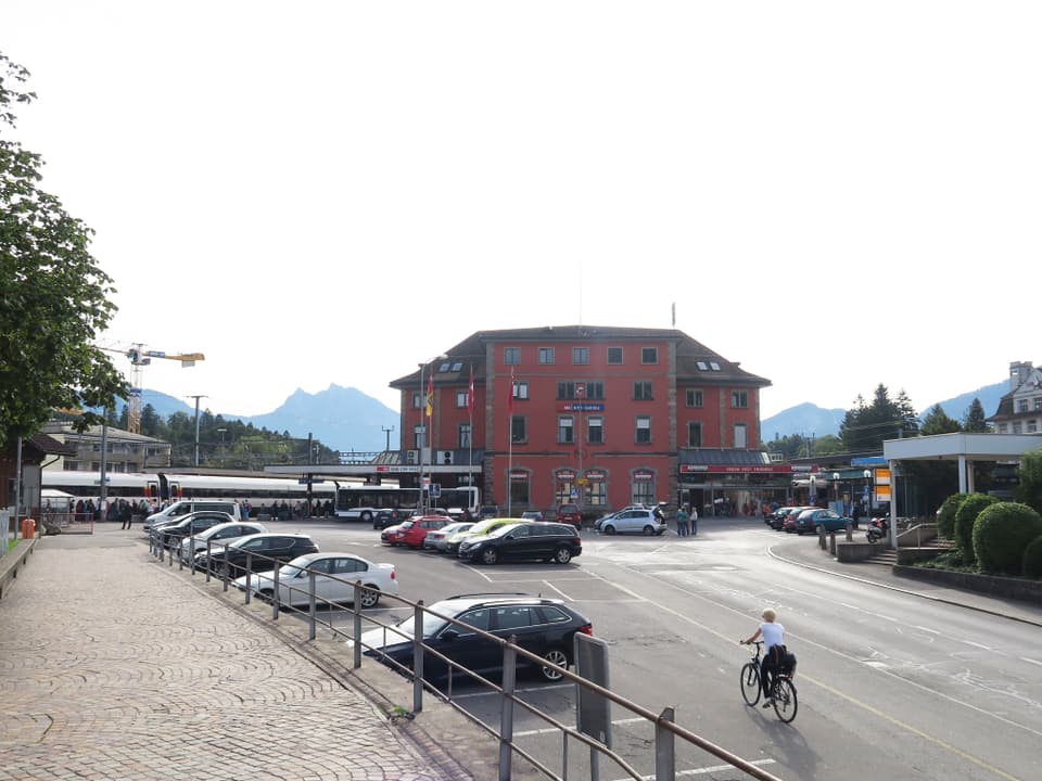 Blick auf den Bahnhofplatz beim Bahnhof Arth-Goldau.