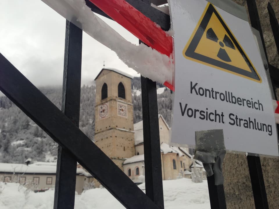 Die Klosterkirche von aussen, im Vordergrund ein Schild mit den Worten "Kontrollbereich Vorsicht Strahlung".