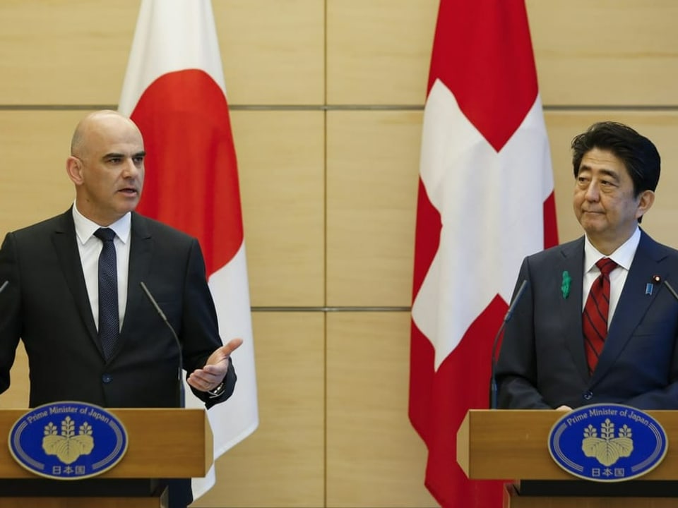 Der damalige Bundespräsident Alain Berset und Shinzo Abe während einer Pressekonferenz in Tokio (12. April 2018).