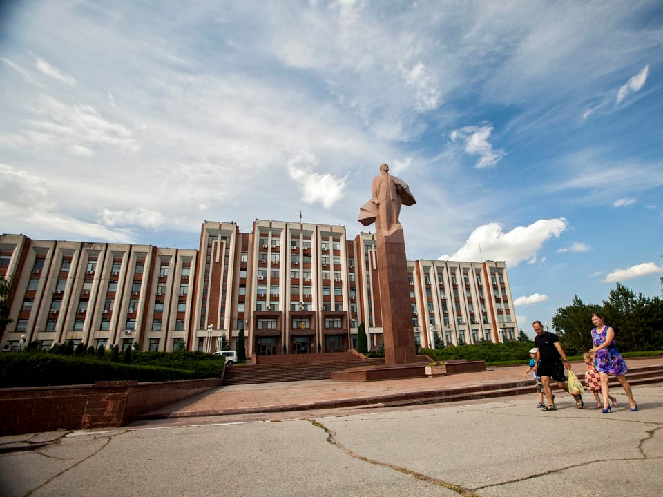 Regierungsgebäude mit Lenin-Statue