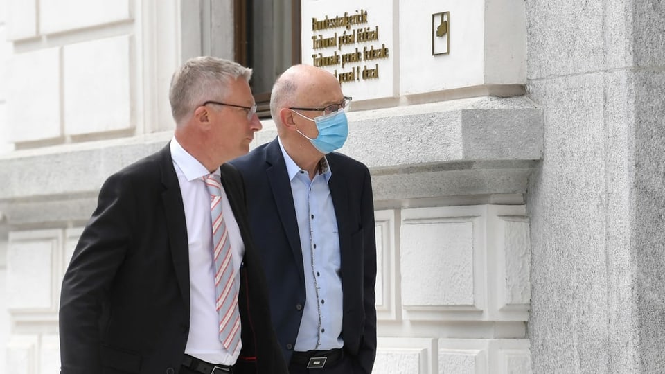 Der Manager und ehemalige Firmensanierer Hans Ziegler (R) trifft mit seinem Anwalt Patrick O'Neill am Montag, 7. Juni 2021 zum Prozess am Bundesstrafgericht in Bellinzona ein.