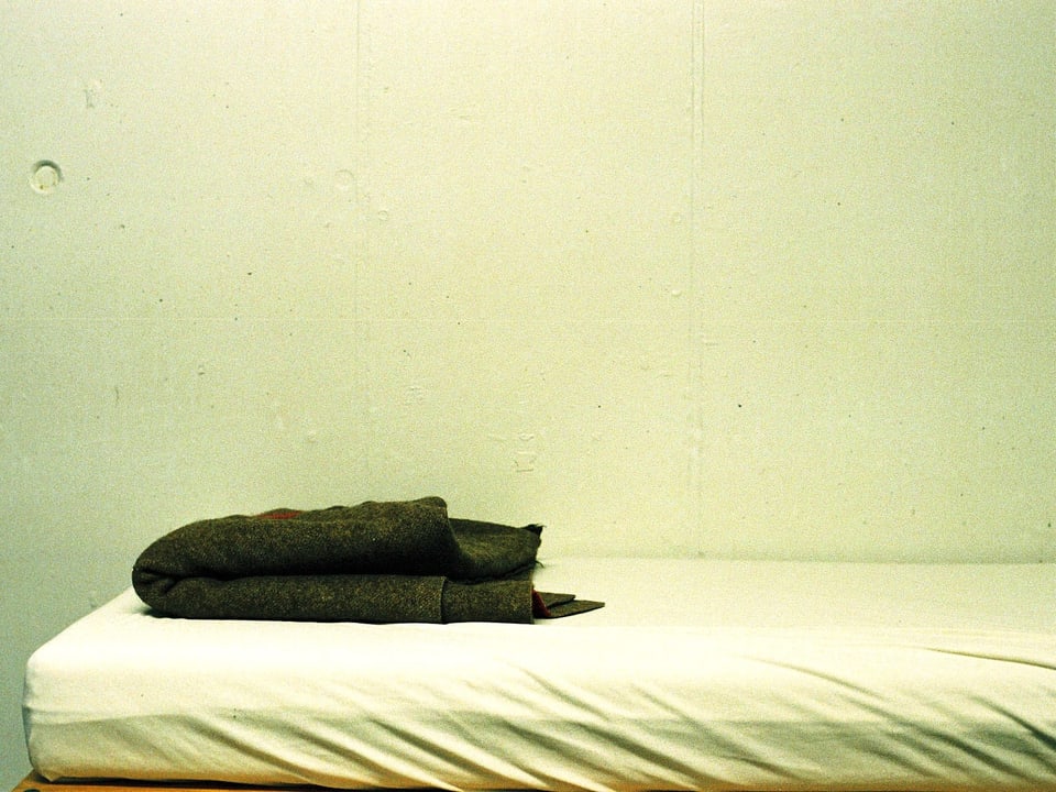 Ein Bett in der  Empfangszelle.
