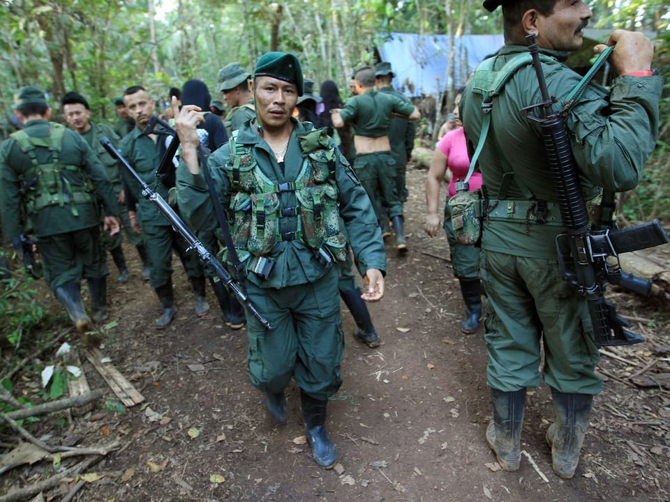 Farc-Kämpfer im Dschungel mit der Kalaschnikow im Gepäck.