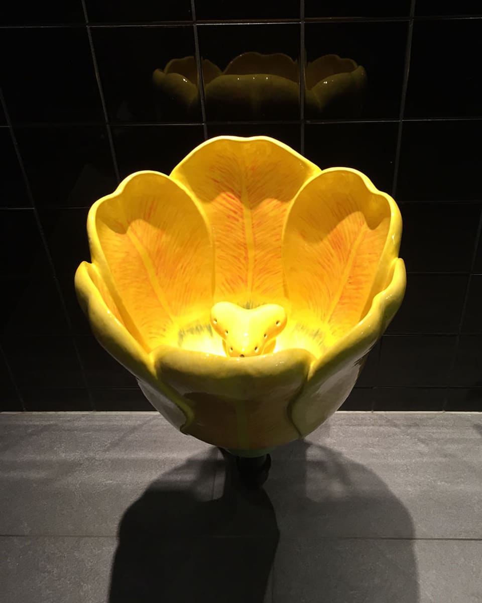 Ein Pissoir in Form einer gelben Blume.