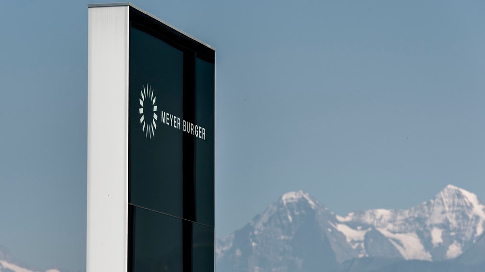 Meyer Burger Schriftzug am Hauptsitz in Thun