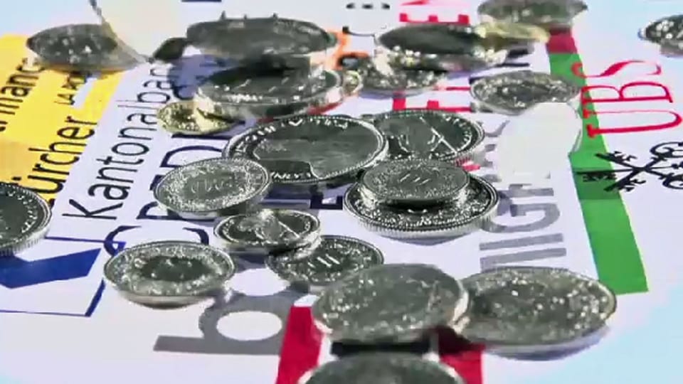 Münzen auf Vergleichstabellen mit Banklogos.