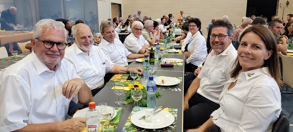 Männer und eine Frau in weissen Hemden.