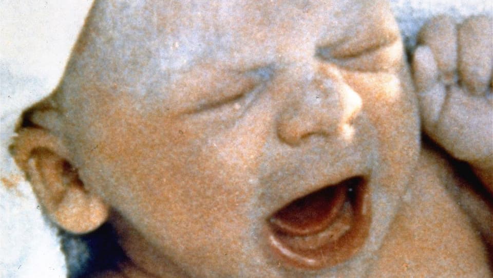 Ein frisch geborenes Baby schreit sich die Lunge aus dem Leib.