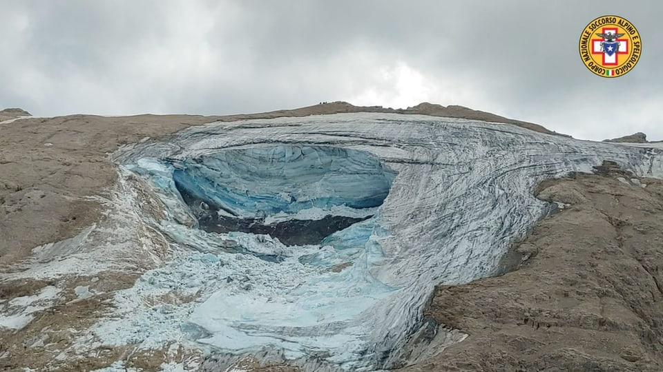 Gletscher in den italienischen Alpen in der Nähe von Trient, von dem ein grosses Stück abgebrochen ist.