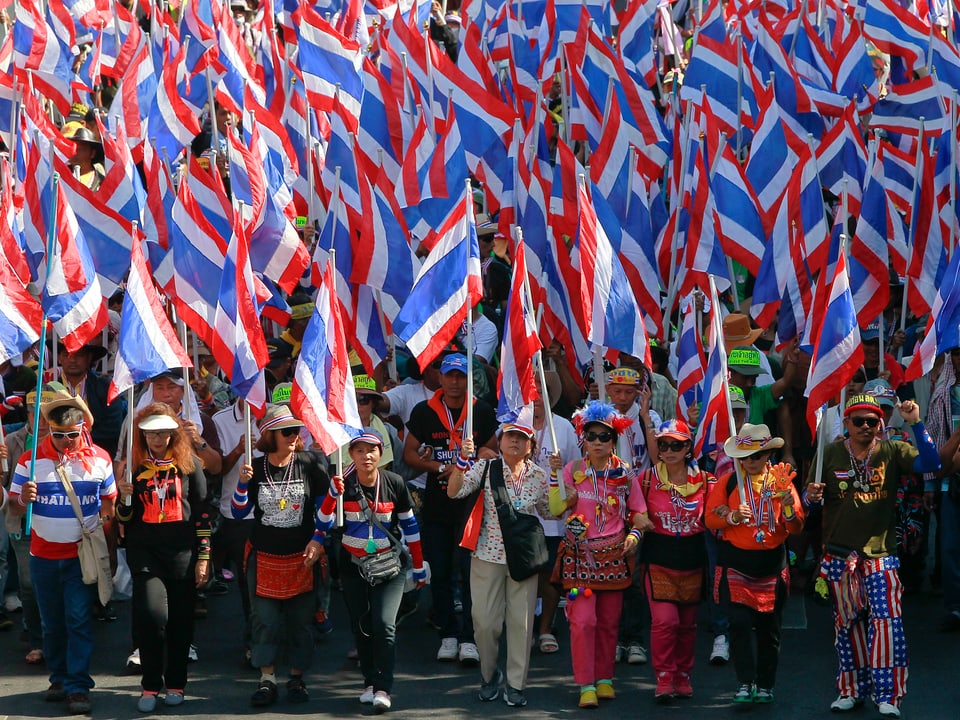 Tausende Demonstranten marschieren in Bangkok ins Regierungsviertel. (keystone)