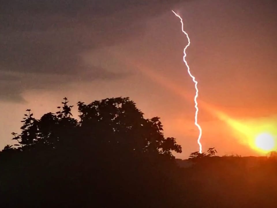 Stadt Bern Ein Blitz neben der Sonne.