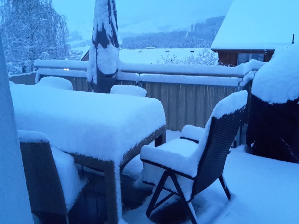 Schnee auf den Gartenstühlen