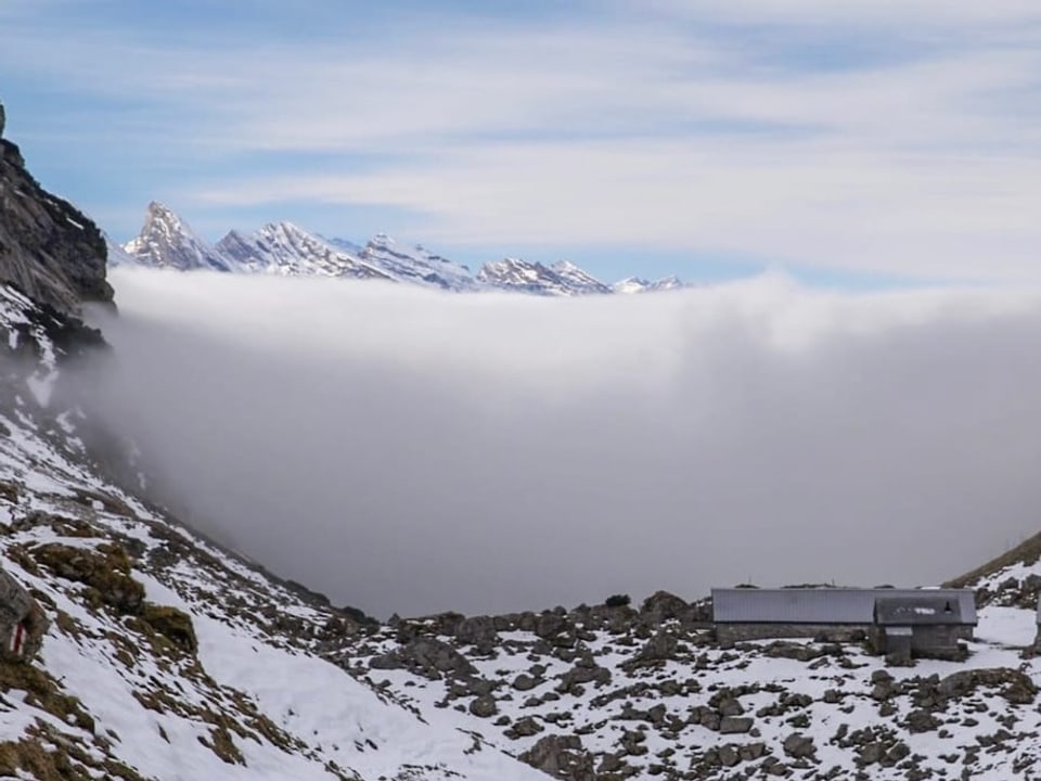 Der Nebel hörte so akrupt auf, dass es aussieht wie eine Staumauer. 