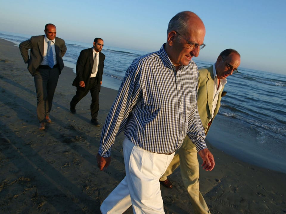 Pascal Couchepin spaziert am Strand.