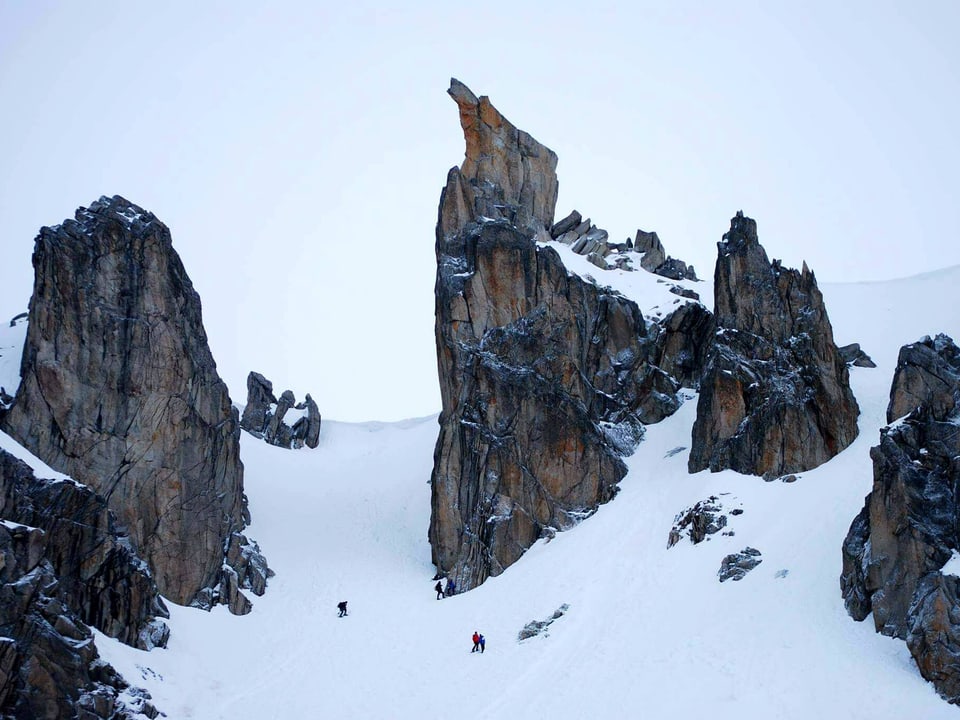 Verschneite Felslandschaft in den Urner Alpen. 