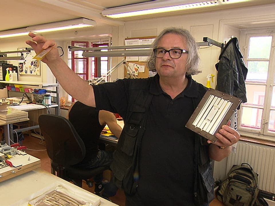 Kurt Scheuch, technischer Entwickler bei Piega, präsentiert Teile eines Lautsprechers.