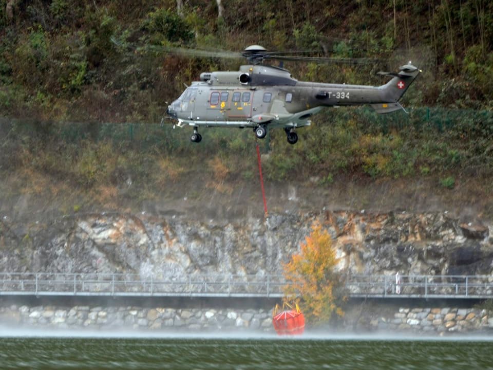 Mit Wasser aus dem Alpnachsee löscht die Armee das abgestürzte Flugzeugwrack.