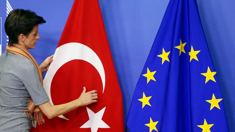 Frau richtet türkische Fahne