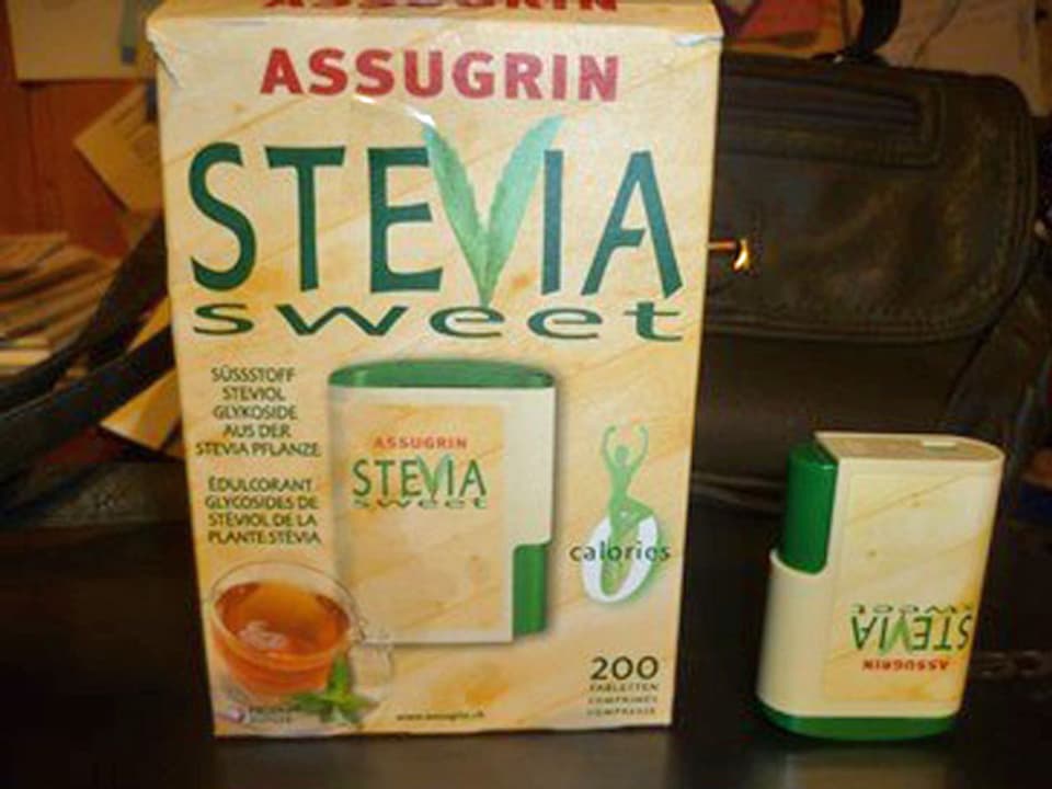 Kleine Stevia-Dose neben grosser Verpackung.
