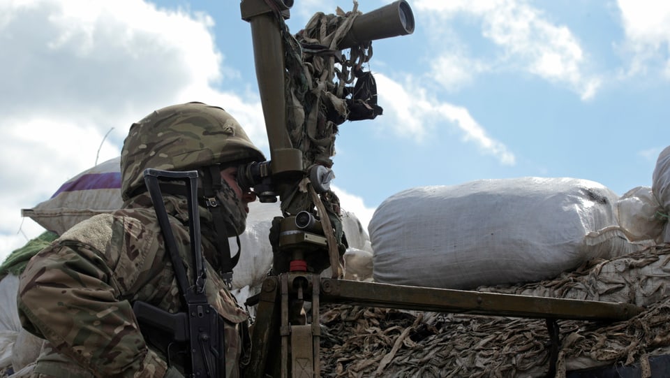 Ein ukrainischer Soldat an einem Beobachtungsposten in der Nähe von Donezk.