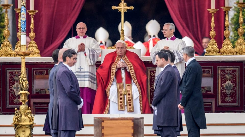 alter mann in roter Robe und weissem Papsthut, vor ihm verbeugen sich drei Männer im weissen Gewand. Er sitzt auf Stuhl.