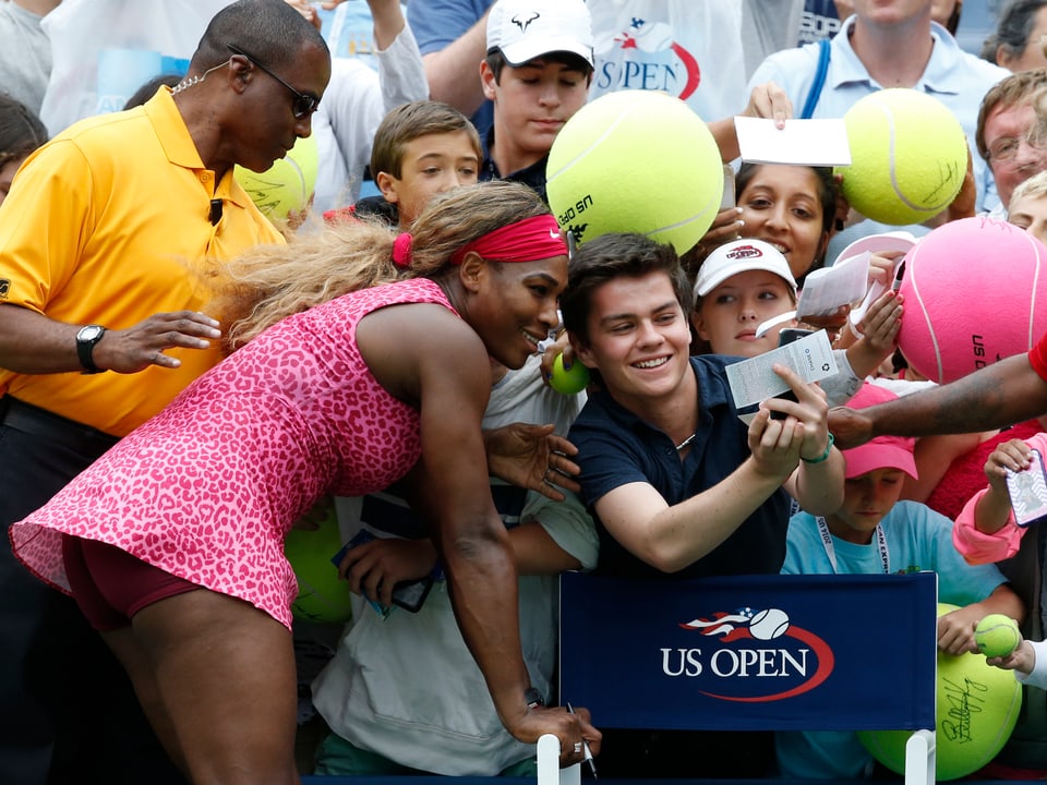 Ein Fan schiesst ein Handybild mit Serena Williams