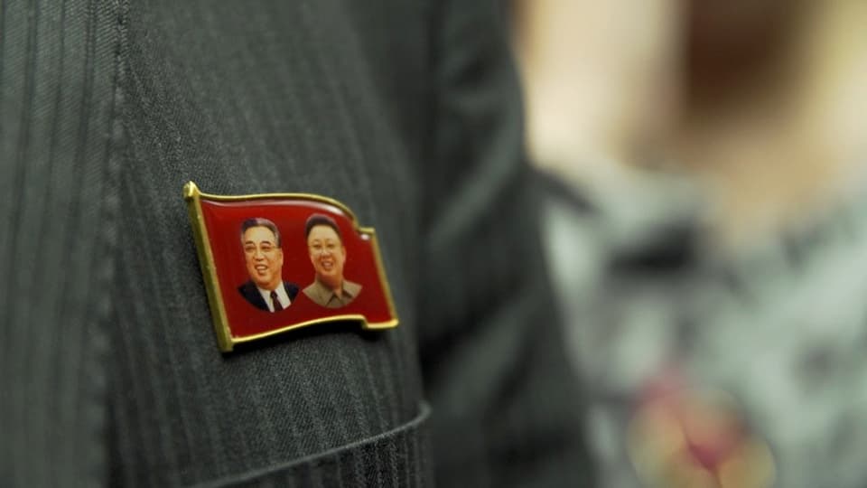 Pin mit Kim Jong Il und Staatsgründer Kim Il Sung 
