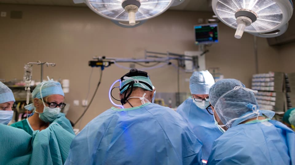 Ein Bild von ein paar Chirurgen bei der Arbeit im Operationssaal.