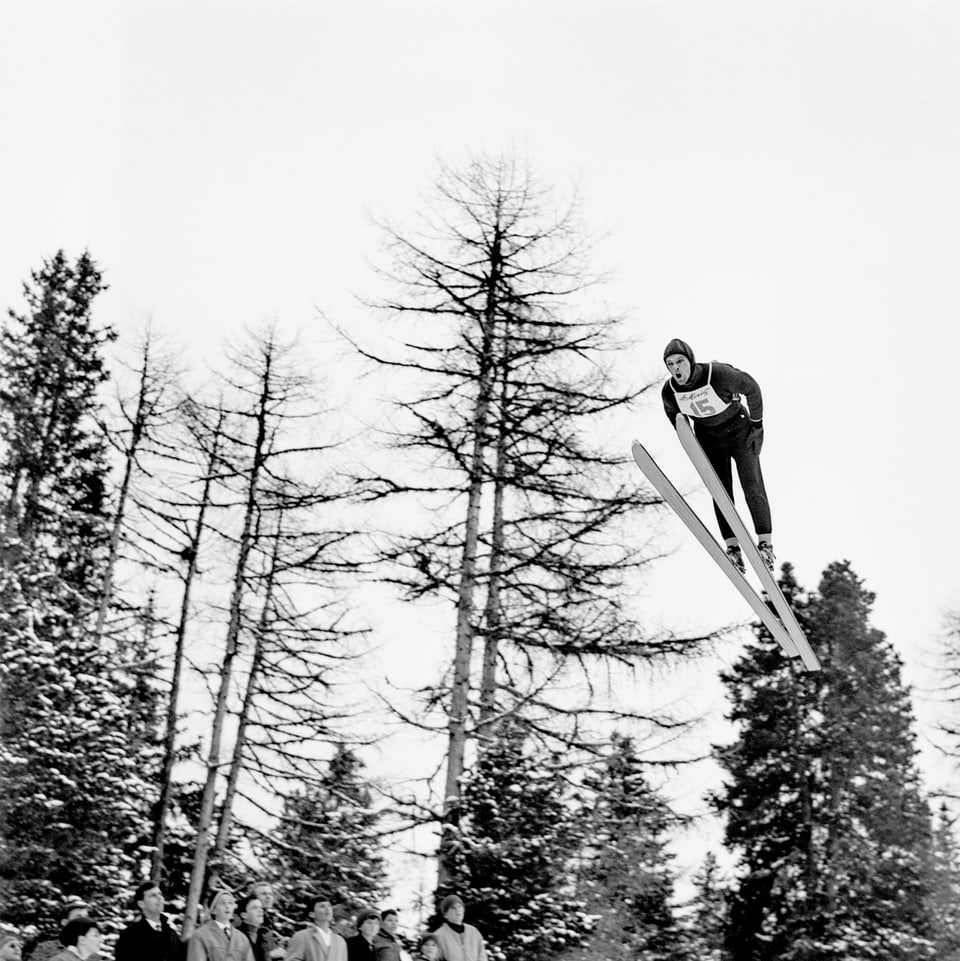 Skispringer Alois Kälin im Flug.