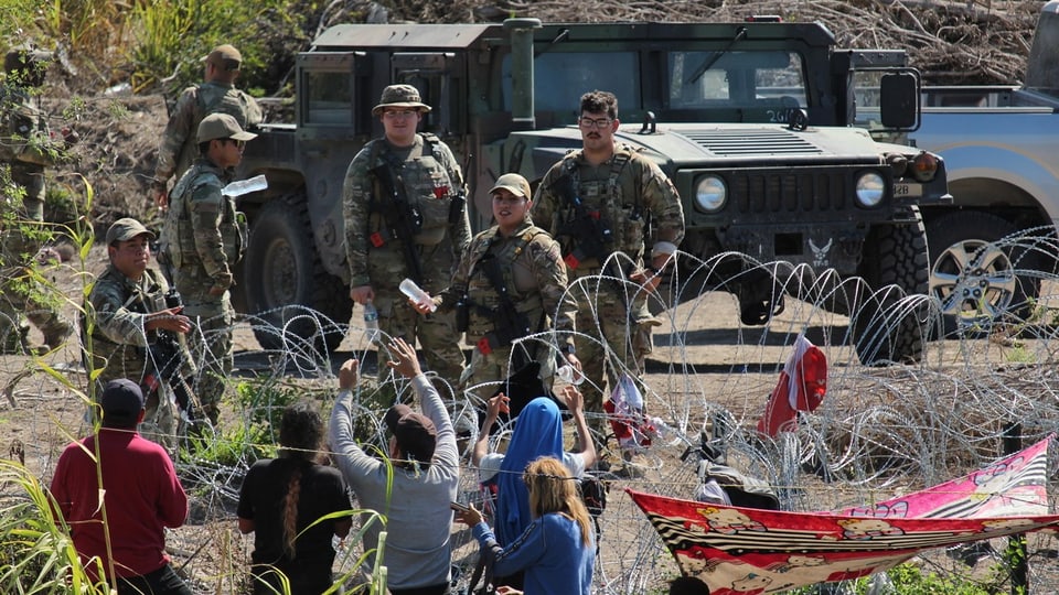 Security forces confront the migrants. 