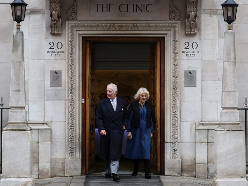 König Charles und Königin Camilla verlassen das alte Steingebäude der Klinik.