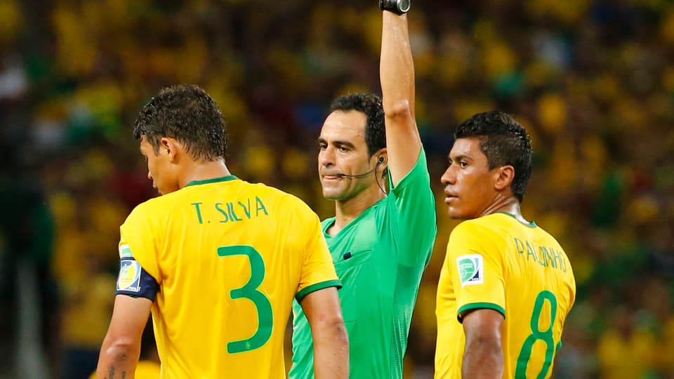 Thiago Silva kassiert vom Schiedsrichter eine gelbe Karte.