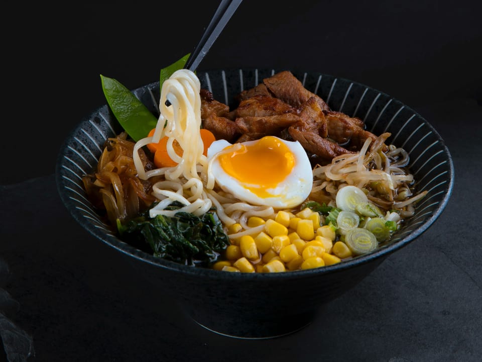 Eine Schüssel Ramen mit diversen Toppings.