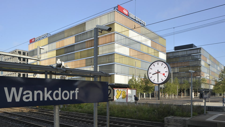 Bahnhof Bern-Wankdorf, im Hintergrund das neue Verwaltungsgebäude der SBB.