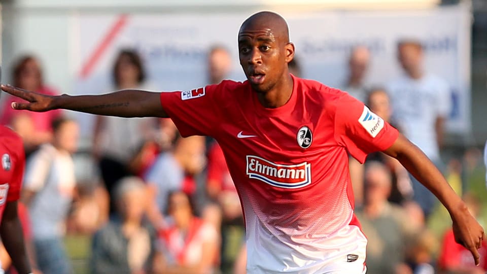 Spielt neu für den SC Freiburg, nachdem er in der letzten Spielzeit das Dress des FC Sion trug. 