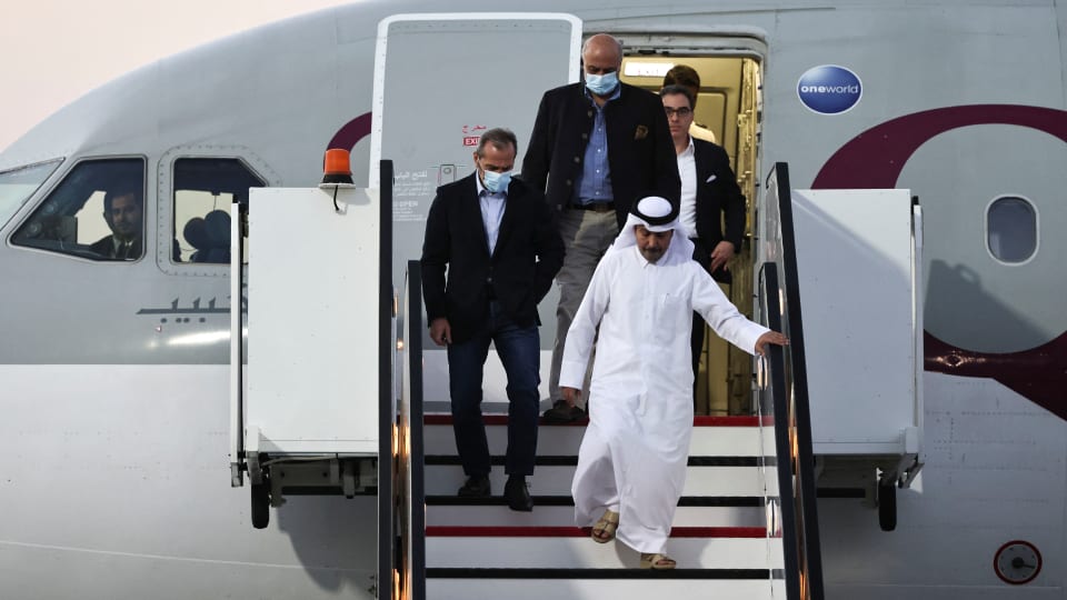 Siamak Namasi, Morad Tahbas und Emad Shargi kommen am Flughafen in Doha an. 