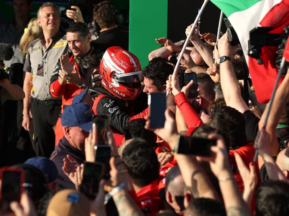 Umjubelt Charles Leclerc nach seinem Triumph.