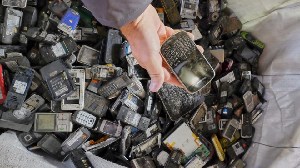 Ein Sack voller Smartphones - zum Recyclen. Und ein Blackberry.